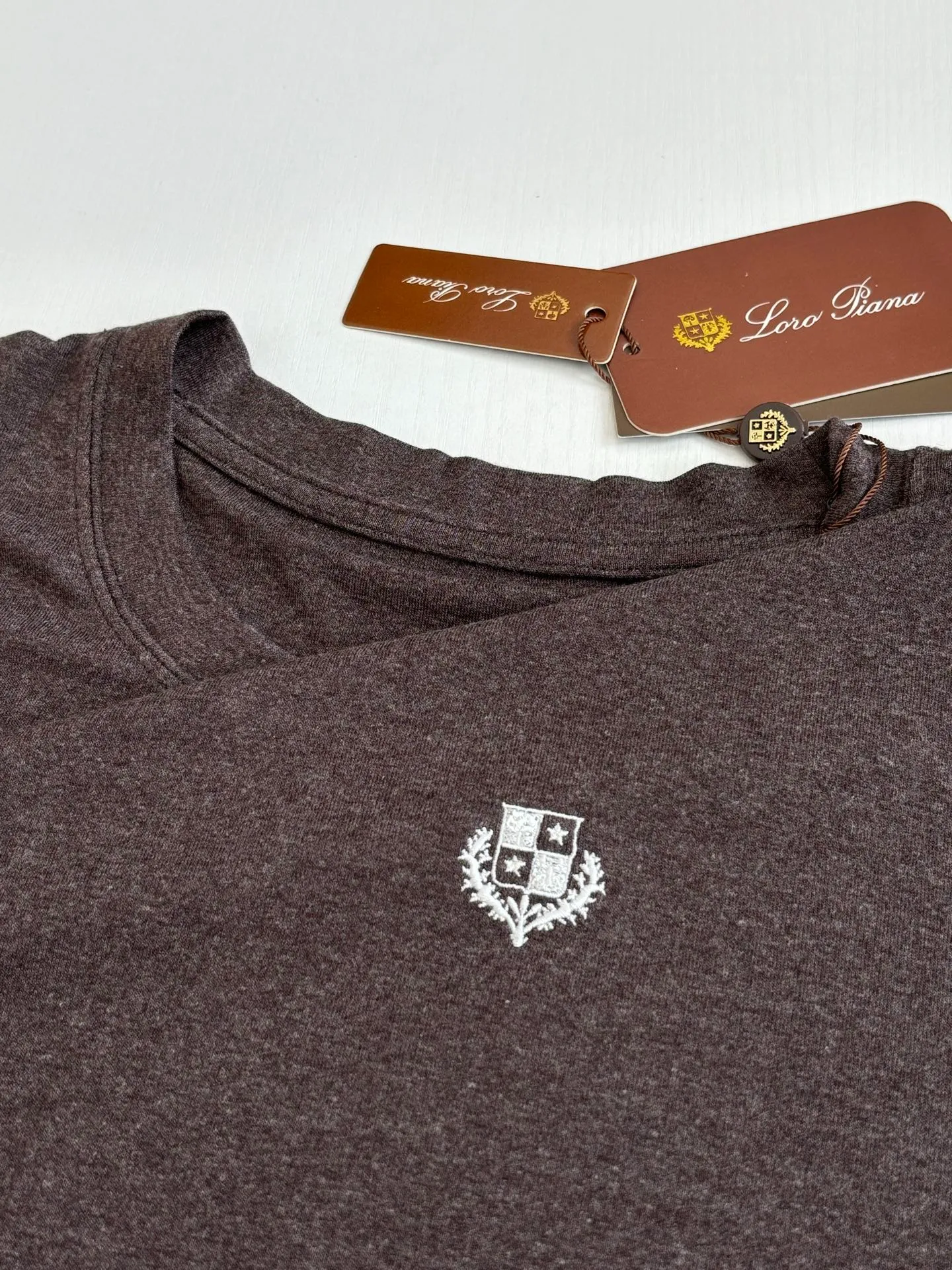Loro Pian LP brand logo embroidered small label short-sleeved T-shirt. The fabric is made of 67% Tencel, 27% acetate, 6% Lycra spandex. It uses the same imported German embroidery machine as the original version to achieve millimeter-level restoration. Size: S/M/L/XL